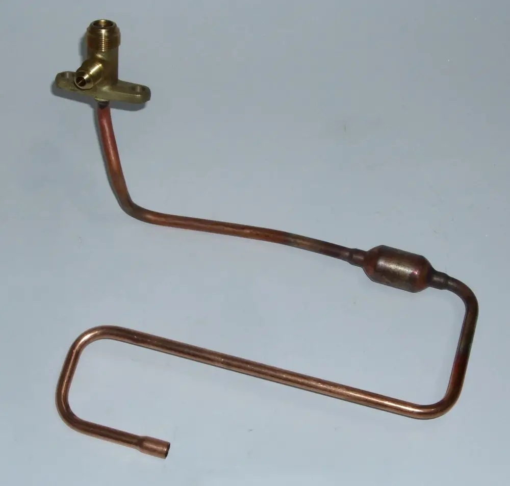 Verbindungsrohr aus Kupfer mit einer metallischen Anschlussplatte, geeignet für die Installation von Daikin Heizsystemen. Das Rohr hat unterschiedliche Biegungen und Durchmesser.